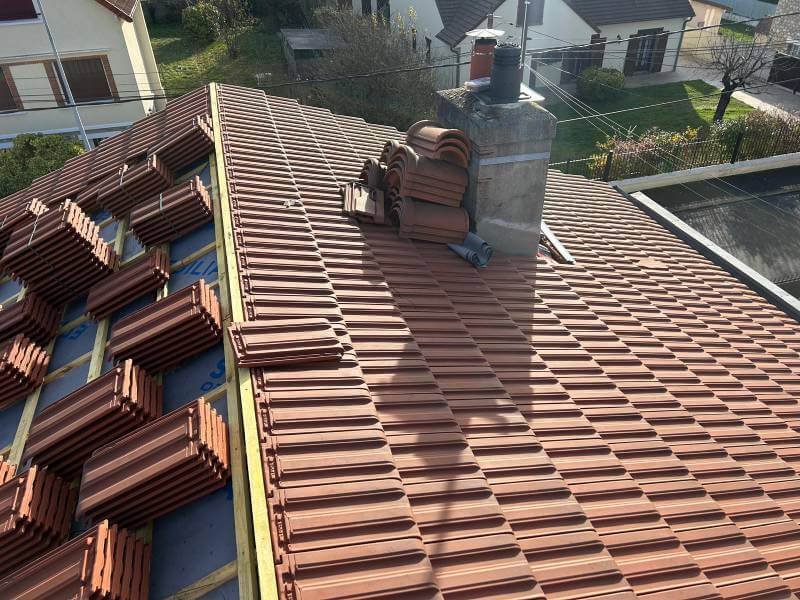 entreprise couverture 77 vue des tuiles neuves sur un toit en renovation